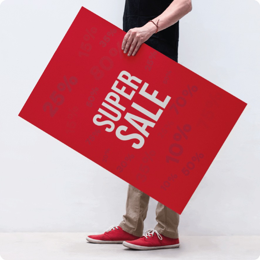Man houdt 'Super Sale' poster vast