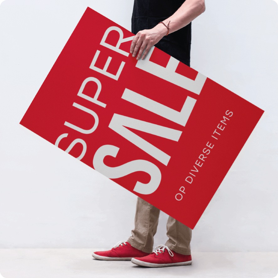 Man houdt 'Super Sale' poster vast
