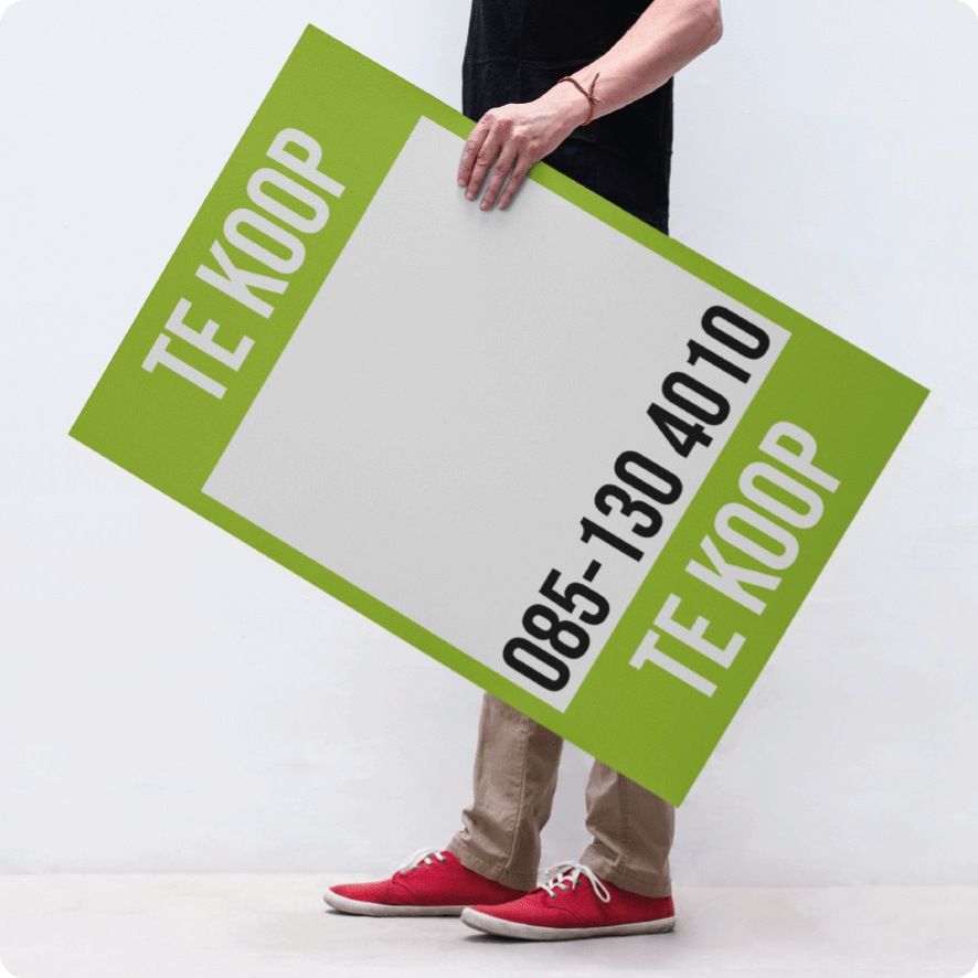 Man houdt gepersonaliseerde 'Te Koop' poster vast