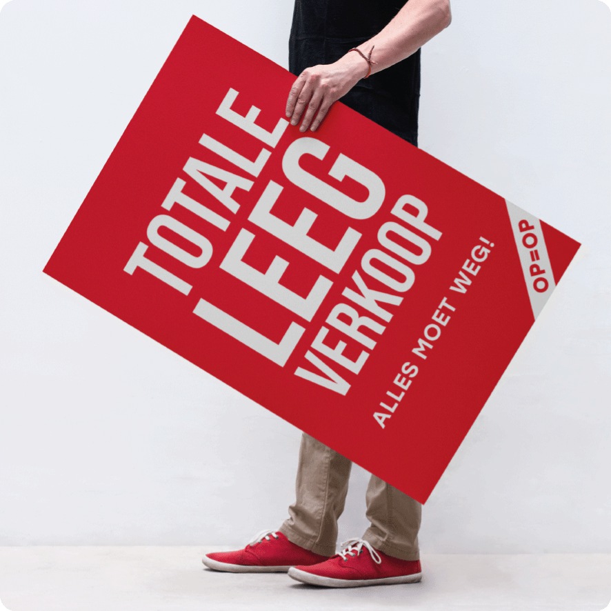 Man houdt 'Totale Leegverkoop' poster vast