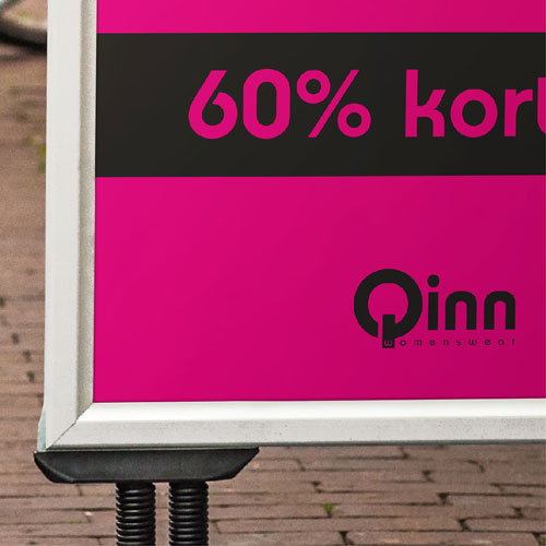 Final Sale poster hele zomercollectie 60% korting met eigen logo stoepbord close up Qinn Womenswear