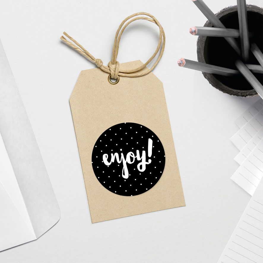 Sticker 'Enjoy' stippen zwart rond hangtag