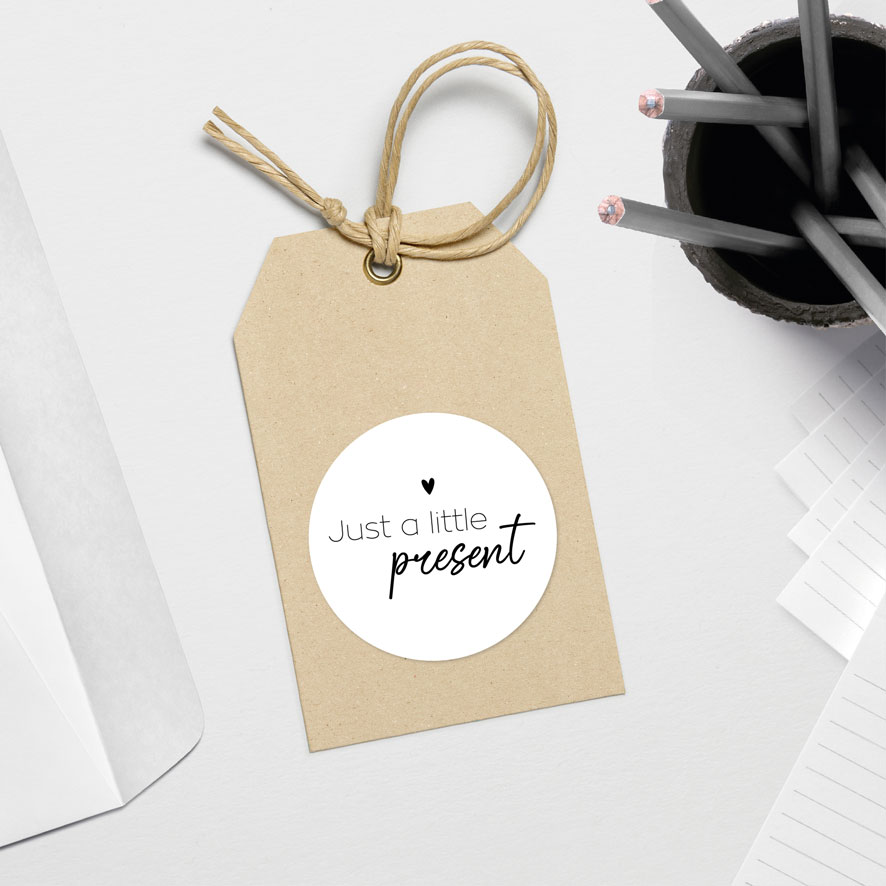 Sticker 'Just a little present' hartje wit rond hangtag