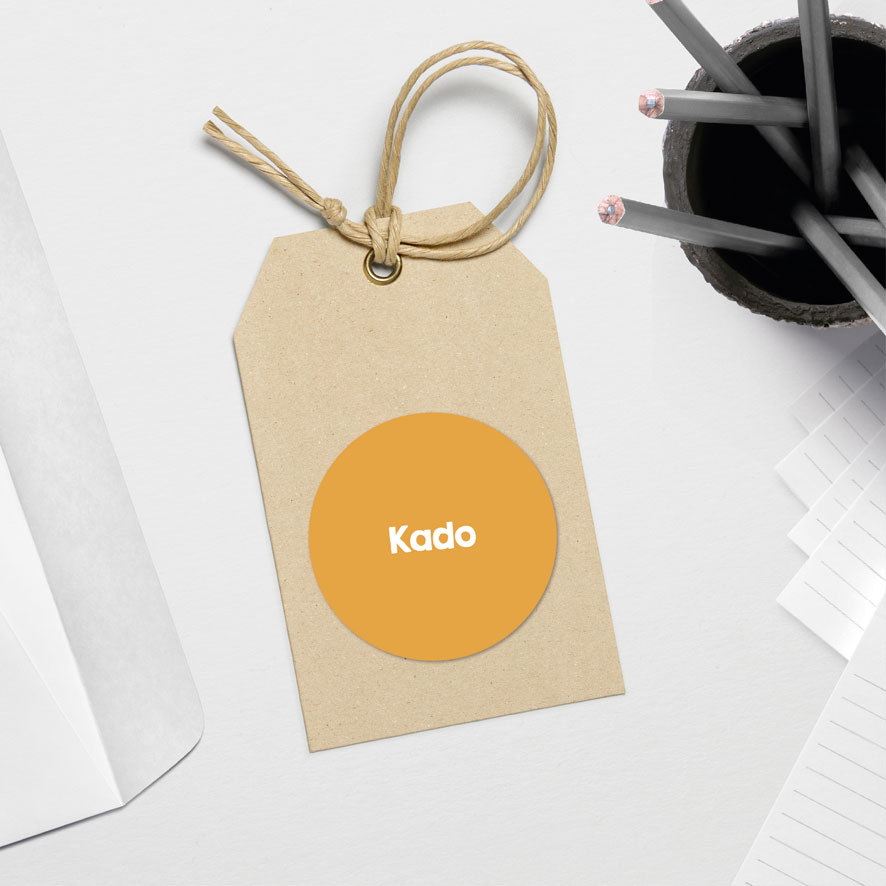 Sticker 'Kado' okergeel rond hangtag