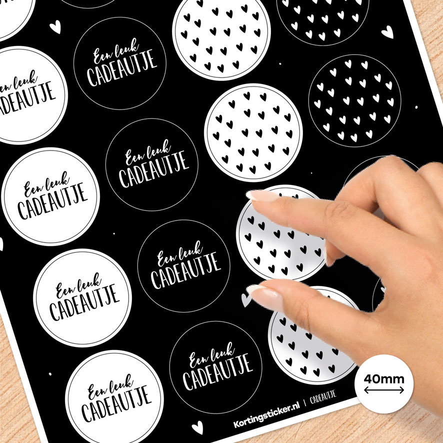 Stickervel A4 stickers 'Een leuk cadeautje' Combi Set zwart, wit rond 40mm