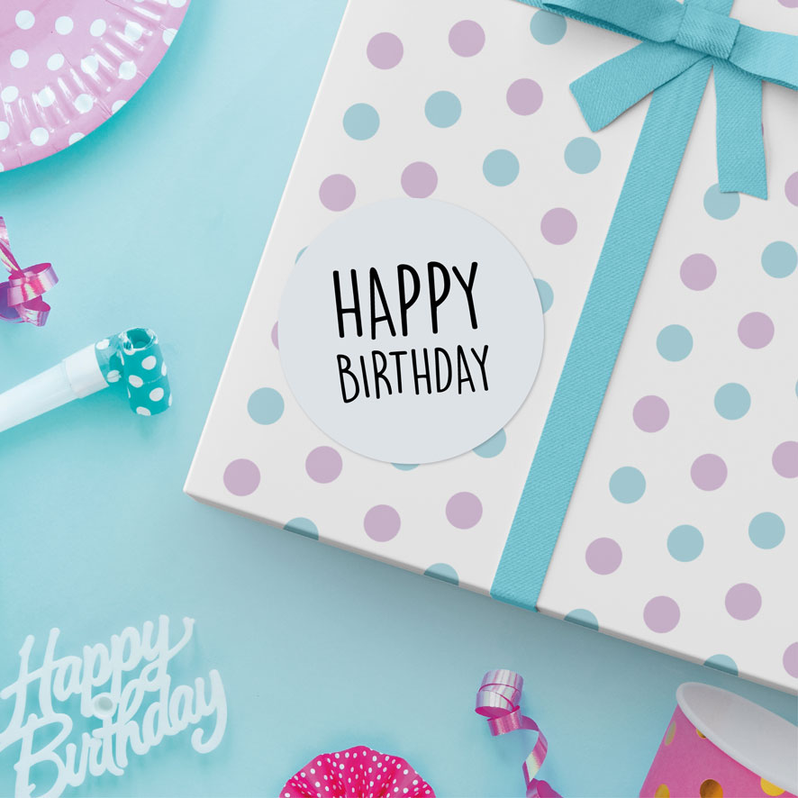 Sticker 'Happy birthday' Combi Set lichtblauw rond cadeauverpakking
