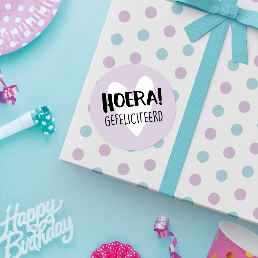 Sticker 'Hoera gefeliciteerd' Combi Set lichtpaars rond cadeauverpakking