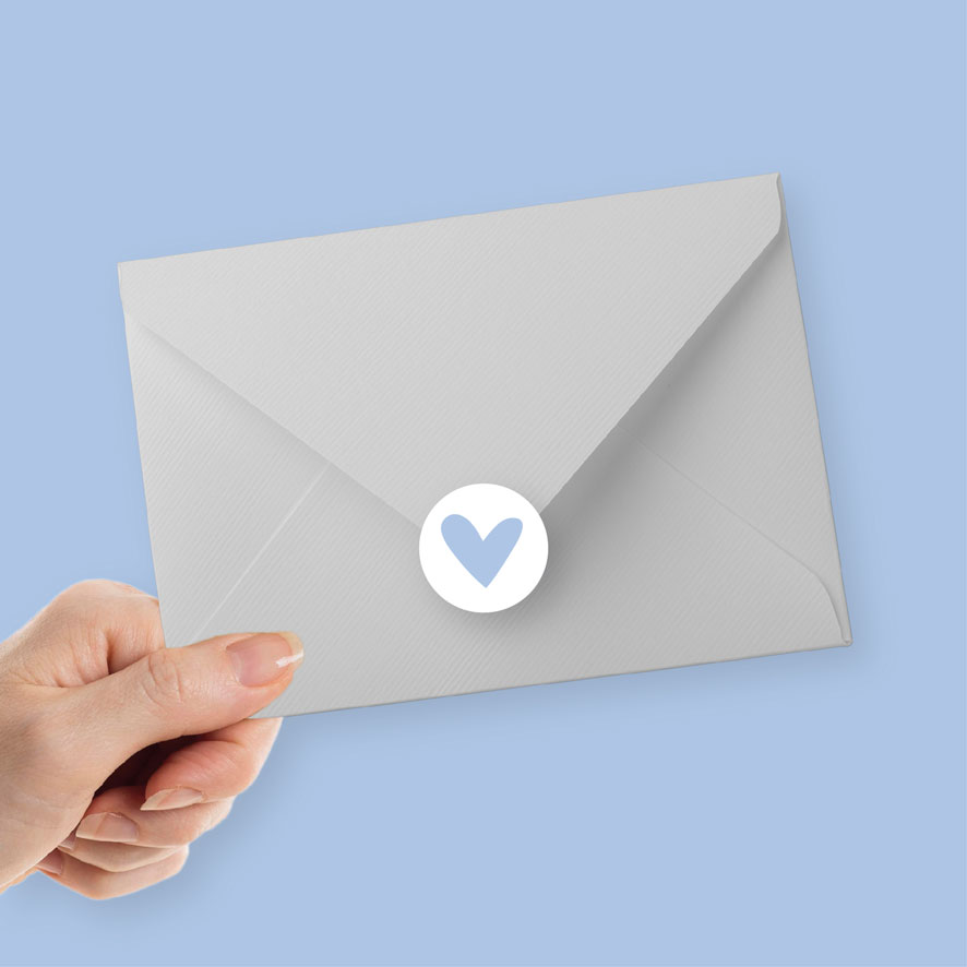 Sticker 'Hartje' gekleurd pastel lichtblauw rond envelop