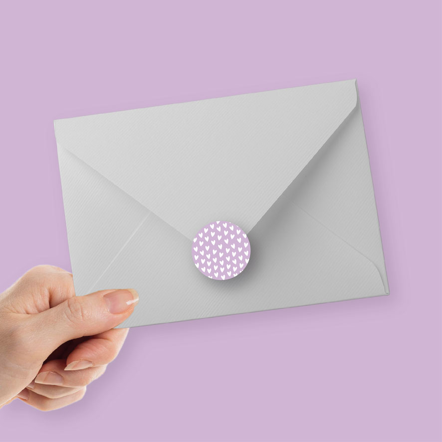 Sticker 'Hartjes' klein lichtpaars, wit rond envelop