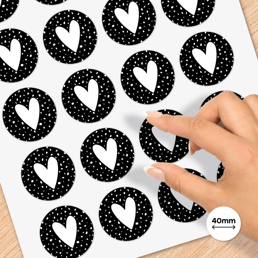 Stickervel A4 stickers 'Hartje' stipjes zwart, wit rond 40mm