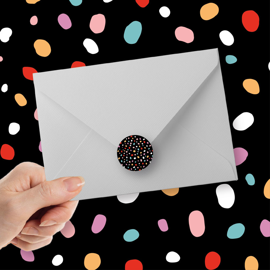 Sticker 'Gekleurde stippen' zwart rond patronen envelop