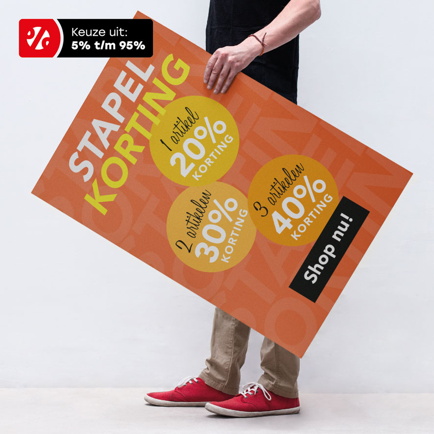 Man houdt stapelkorting poster shop nu oranje vast